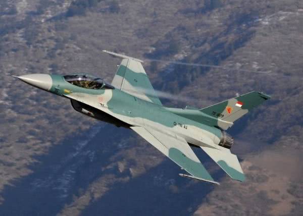 印尼空軍在伊斯蘭教齋月期間出動F-16低飛做“早飯鬧鐘”