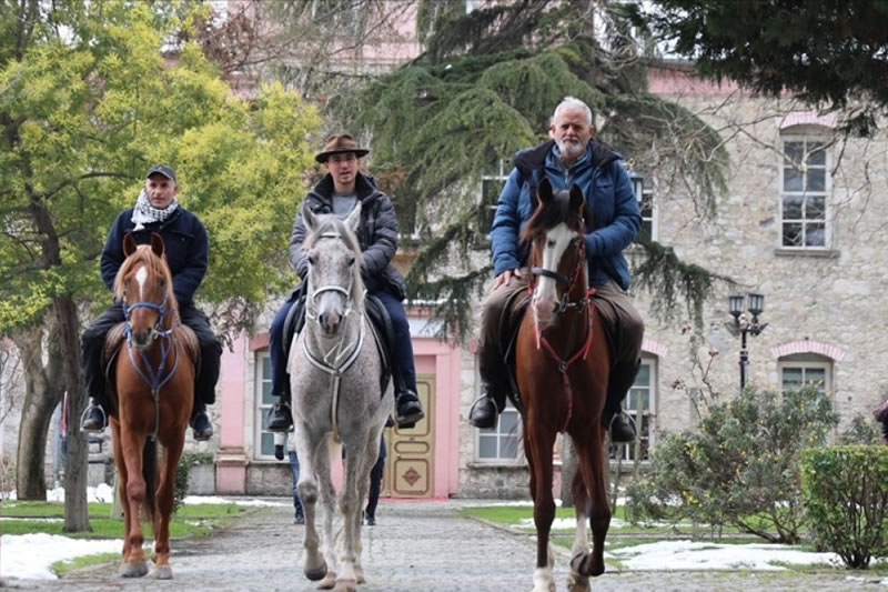 從西班牙到麥加：三位穆斯林騎馬重走古朝覲之路